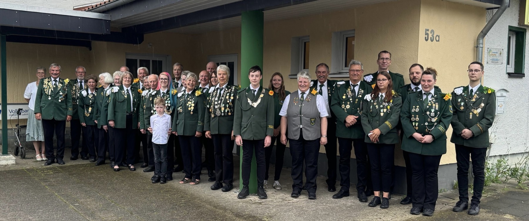 Mitglieder des Jagdklub Springe von 1954 e.V. vor dem Schützenhaus